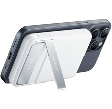 Smartphone mit magnetischer Powerbank und EcoFlow Logo