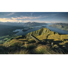 Bergblick mit See und schneebedeckten Gipfeln