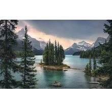 Landschaft mit See, Insel, Bäumen und Bergen