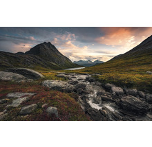 Berglandschaft mit Felsen und Bach