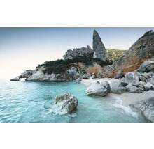 Küstenlandschaft mit Felsen, Strand und Meer