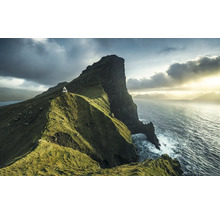 Landschaft mit Leuchtturm auf einem grünen Hügel am Meer