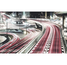 Langzeitbelichtung einer nächtlichen Autobahn mit hellem Verkehr