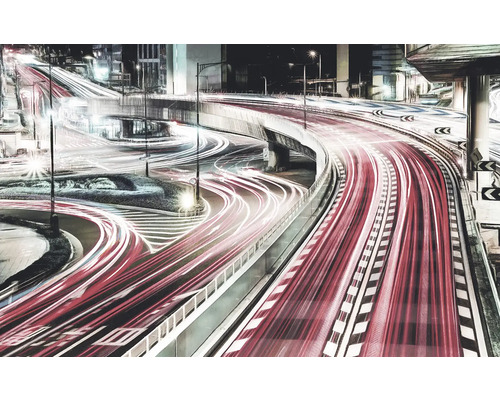 Langzeitbelichtung einer nächtlichen Autobahn mit hellem Verkehr