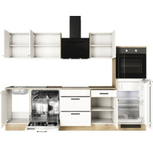 Komplette Küchenzeile mit Spüle, Geschirrspüler, Schubladen, Dunstabzugshaube, Backofen und Kühlschrank.