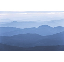 Gestaffelte Berglandschaft im Dunst