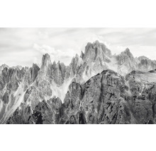 Schwarzweißfotografie einer Berglandschaft mit schroffen Felsformationen und bewölktem Himmel