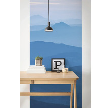 Szene mit Schreibtisch, Dekoration und Fototapete mit Bergmotiv