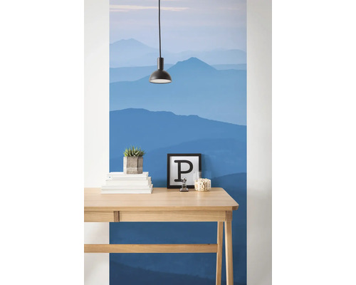 Szene mit Schreibtisch, Dekoration und Fototapete mit Bergmotiv