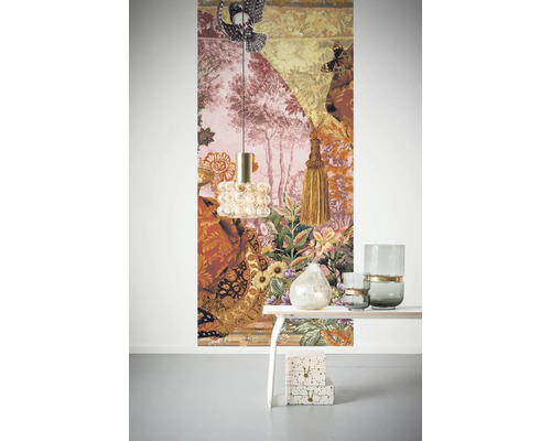 Dekoratives Zimmer mit gemusterter Tapete, Hängeleuchte und dekorativen Vasen auf einem Regal.