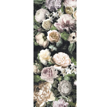 Detailansicht eines floralen Musters mit Rosen und Blüten