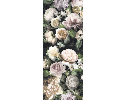 Detailansicht eines floralen Musters mit Rosen und Blüten