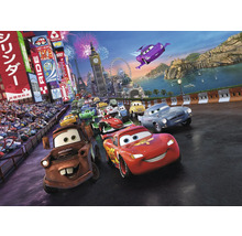 Puzzle mit Cars-Motiv, mit Lightning McQueen und Hook im Vordergrund und verschiedenen internationalen Sehenswürdigkeiten im Hintergrund.