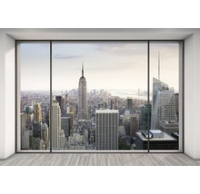 Bürofenster mit Blick auf die Skyline von New York City mit dem Empire State Building