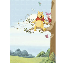 Illustration von Winnie Puuh und Ferkel auf einem Baumast mit Bienen und Schmetterlingen.