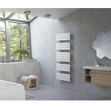 Modernes Badezimmer mit Heizkörper, Waschbeckenunterschrank und Spiegelfliesen