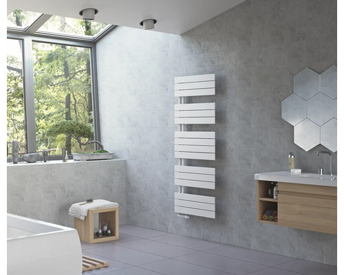 Modernes Badezimmer mit Heizkörper, Waschbeckenunterschrank und Spiegelfliesen