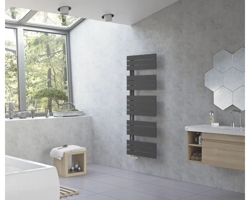 Modernes Badezimmer mit grauem Handtuchwärmer, Waschbeckenunterschrank und Fenster