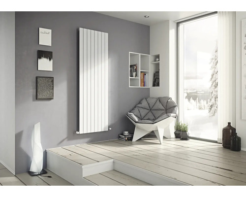 Heller Raum mit Heizkörper, Sessel, Bücherregal und Dekoration