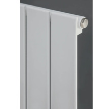 Nahaufnahme eines weißen Heizkörpers mit Paneelen