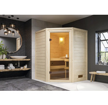 Helle Sauna mit Glastür in einem Badezimmer mit Waschbecken und Spiegel