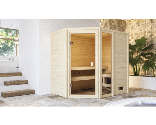 Ecksauna aus Holz mit Glastür in einem Badezimmer mit Pool und Pflanzen