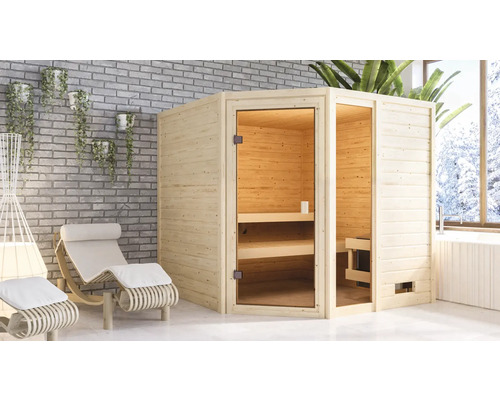 Innenaufnahme einer Holzsauna mit Glasfront neben Liegestühlen in einem hellen Raum