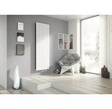 Wohnraum mit Heizkörper, Sessel und Dekoration