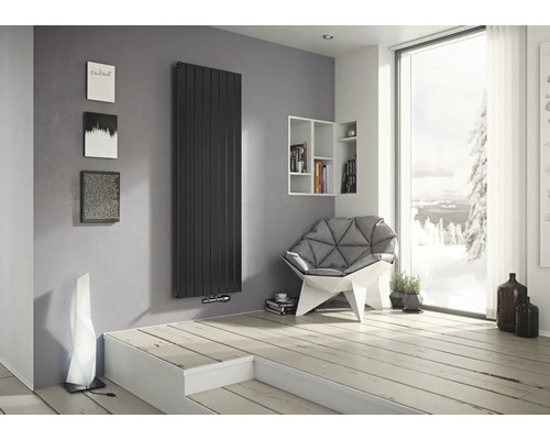 Modern eingerichteter Raum mit Heizkörper, Sessel und Dekoration