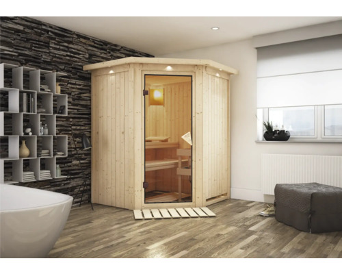 Sauna aus Holz mit Glastür in einem Badezimmer mit Badewanne und Regal.