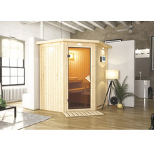 Holzsauna mit Glastür in einem hellen Wohnraum.
