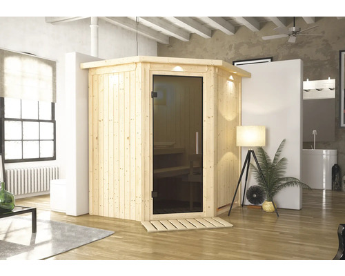 Holzsauna mit Glastür in einem hellen Raum