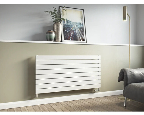 Wohnzimmer mit horizontalem Heizkörper, Stehlampe und Dekoration