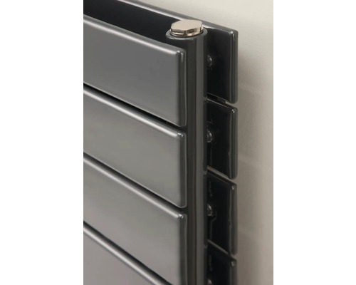 Detailansicht eines grauen Heizkörpers