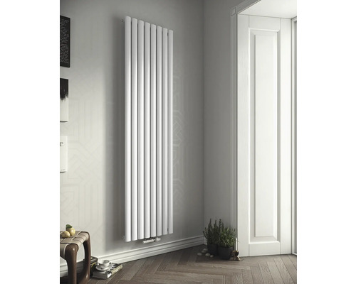 Vertikaler Heizkörper im modernen Raum