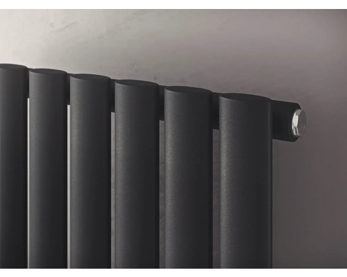 Detailansicht eines Heizkörpers mit vertikalen Heizkörperrohren.