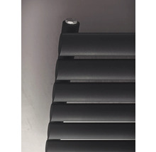 Detailansicht eines schwarzen Heizkörpers