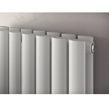 Nahaufnahme eines weißen Heizkörpers mit vertikalen Heizkörpergliedern