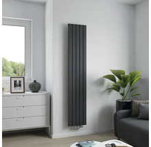 Modernes Wohnzimmer mit vertikalem Heizkörper, Kommode, Dekoration und Sofa.