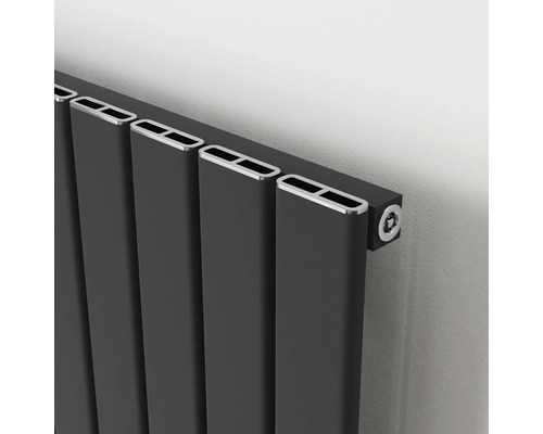 Nahaufnahme eines grauen Heizkörpers mit rechteckigen Elementen