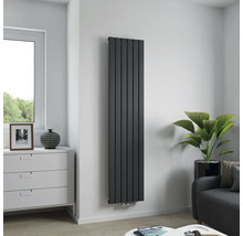 Vertikaler Heizkörper im modernen Wohnzimmer