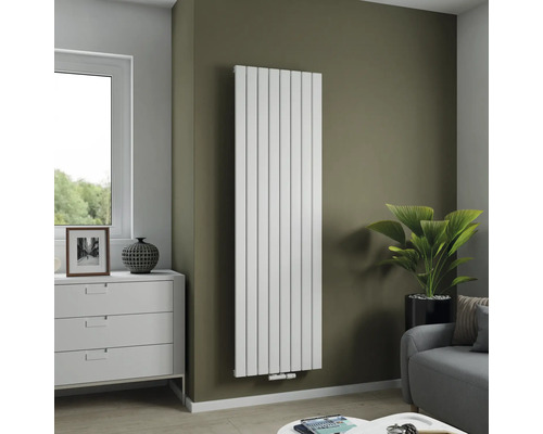 Moderner Wohnraum mit Heizkörper, Kommode, Dekoration und Sitzgelegenheit