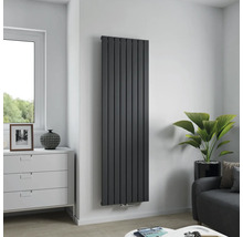 Vertikaler Paneelheizkörper in einem hellen Wohnzimmer