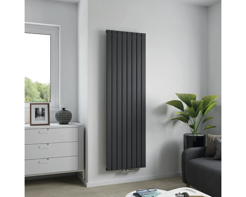 Vertikaler Paneelheizkörper in einem hellen Wohnzimmer