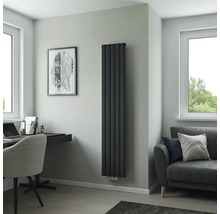 Modern eingerichteter Raum mit Heizkörper, Schreibtisch und Sofa