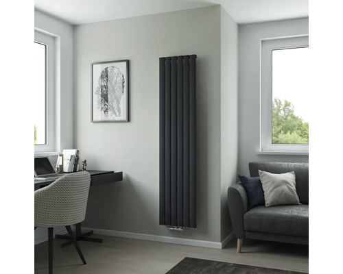 Modernes Wohnzimmer mit senkrechtem Heizkörper, Schreibtisch und Sofa.