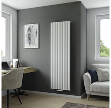 Modernes Wohnzimmer mit Heizkörper, Schreibtisch und Sofa