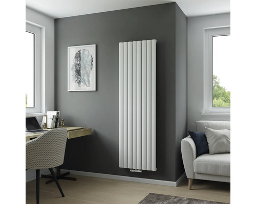 Modernes Wohnzimmer mit Heizkörper, Schreibtisch und Sofa