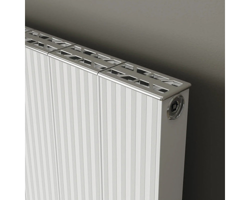 Detailansicht eines Heizkörpers mit Paneelen und Metallabdeckung