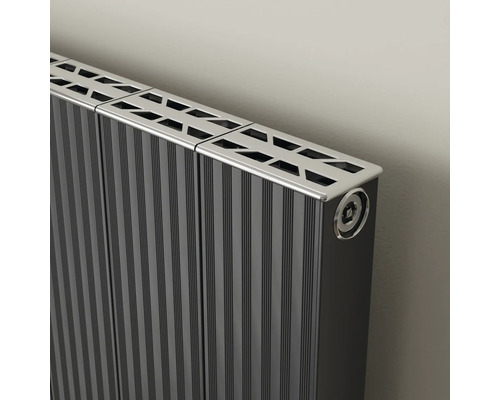 Heizkörper mit vertikalen Paneelen und Metallabdeckung